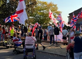 Lotus Eaters Podcasters discuss Southampton Hotel protestors raising the flag and how the general public have had enough