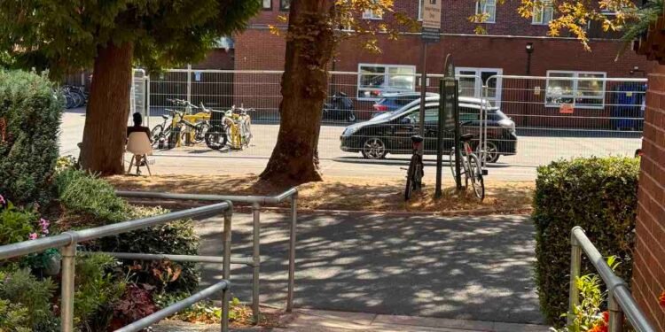 Metal Fencing put up around Southampton’s Highfield House Asylum Hotel – residents at Avondale Court still go unprotected