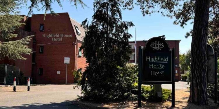 Metal Fencing put up around Southampton’s Highfield House Asylum Hotel – residents at Avondale Court still go unprotected